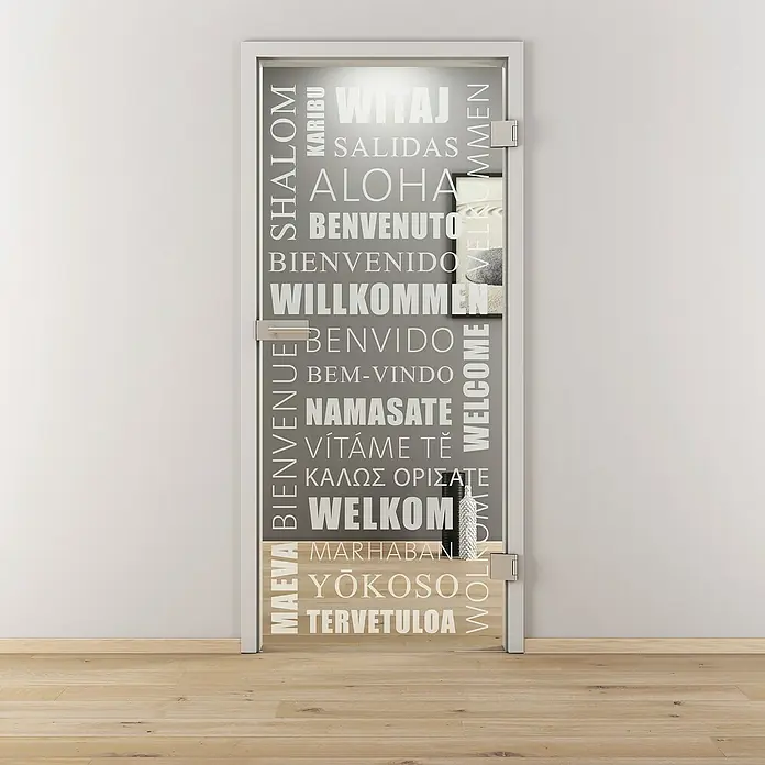 Diamond Doors Glasdrehtür 544 - 959 x 1.972 mm, DIN Anschlag: Rechts, Klarglas - Eine moderne Glastür mit Willkommensgrüßen in verschiedenen Sprachen, die eine einladende Atmosphäre schafft.