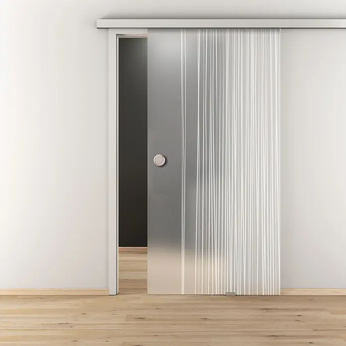 Diamond Doors Glasschiebetür 584 - 935 x 2.058 mm, Einscheibensicherheitsglas (ESG), Milchglas - Ein modernes, halb geöffnetes Glasschiebetür-System mit einem eleganten, vertikalen Streifenmuster. Ideal für zeitgemäße Wohnräume.