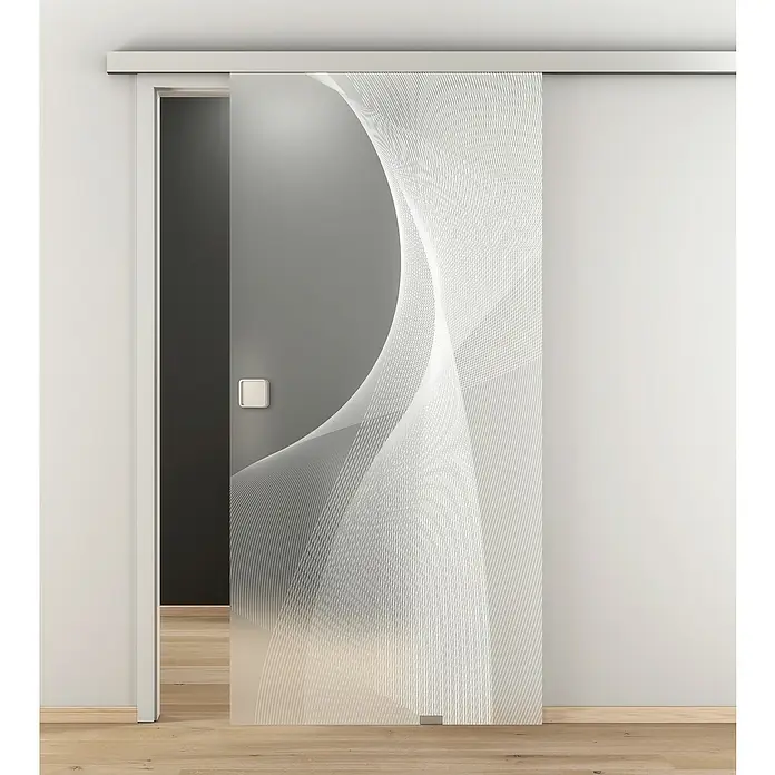 Diamond Doors Glasschiebetür 634 - 935 x 2.058 mm, Einscheibensicherheitsglas (ESG), Milchglas - Elegante Glasschiebetür mit abstraktem Design. Die Tür ist teilweise geöffnet und gibt den Blick auf einen dunkleren Raum frei.
