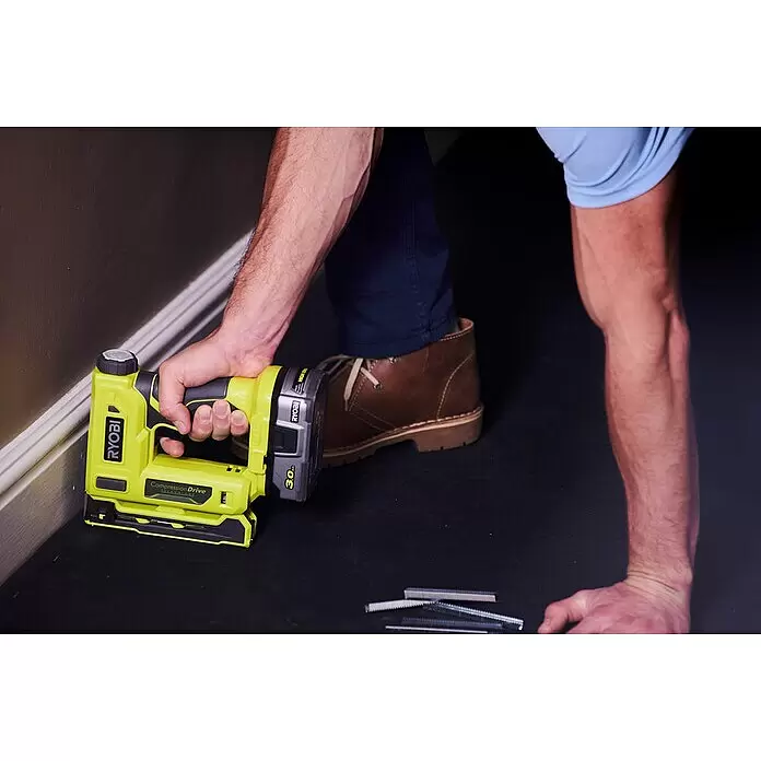 Ryobi ONE+ Akku-Tacker R18ST50-0 - 18 V, Li-Ionen, Anzahl Akkus: Ohne Akku - Anwendungsbeispiel