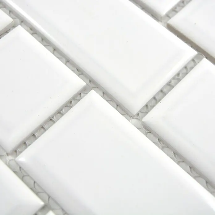 Mosaikfliese Metro Uni CG M08WM - 29,4 x 29,1 cm, Weiß, Glänzend - Nahaufnahme von weißen rechteckigen Mosaikfliesen, die sich perfekt für eine stilvolle Wandverkleidung eignen.