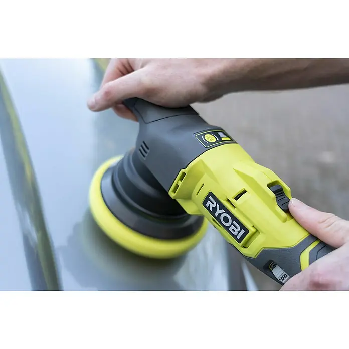 Ryobi ONE+ Akku-Exzenterpolierer R18P-0 - 18 V, Ohne Akku, 125 mm - Ein Akku-Poliermaschine von Ryobi wird benutzt, um die Oberfläche eines Autos zu polieren und es wieder zum Glänzen zu bringen.