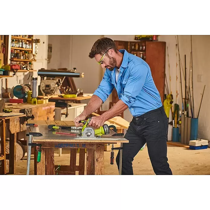 Ryobi ONE+ Akku-Tauchsäge R18MMS-0 - 18 V, Ohne Akku, Leerlaufdrehzahl: 4.250 U/min - Anwendungsbeispiel