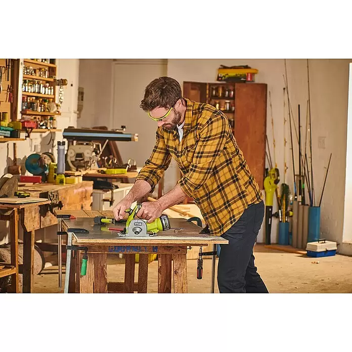 Ryobi ONE+ Akku-Tauchsäge R18MMS-0 - 18 V, Ohne Akku, Leerlaufdrehzahl: 4.250 U/min - Anwendungsbeispiel