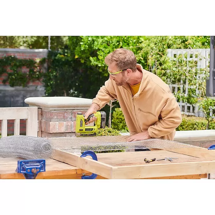 Ryobi ONE+ Akku-Tacker R18ST50-0 - 18 V, Li-Ionen, Anzahl Akkus: Ohne Akku - Anwendungsbeispiel