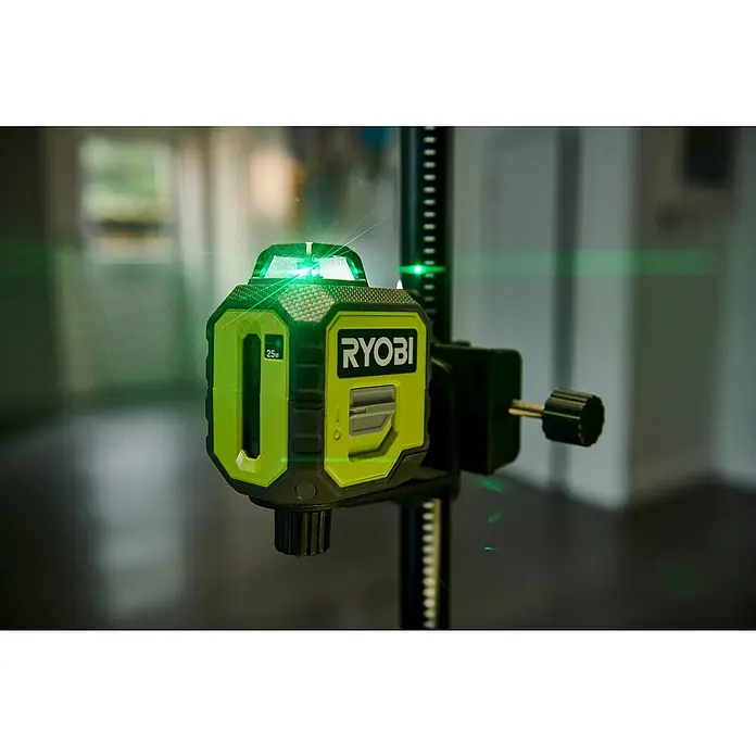 Ryobi Kreuzlinienlaser 360° RB360GLL - Max. Arbeitsbereich: 25 m - Nahaufnahme eines grünen RYOBI-Lasers, der an einem Stativ befestigt ist und einen klaren, grünen Laserstrahl aussendet.