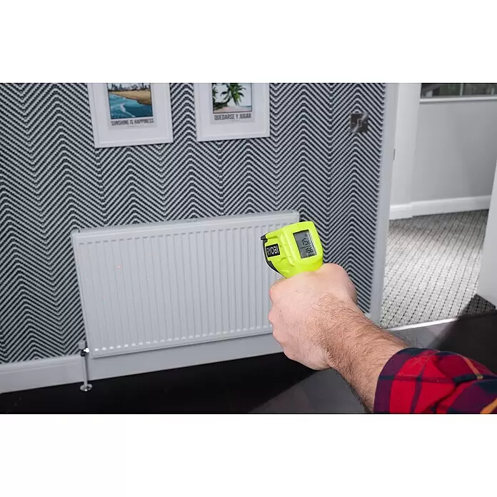 Ryobi Infrarot-Thermometer RBIRT08 - Messbereich: -50 °C bis +500 °C - Anwendungsbeispiel