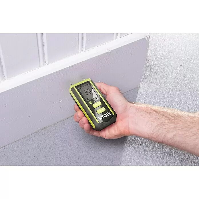 Ryobi Feuchtigkeitsmessgerät RBPINMM1 - Geeignet für: Baumaterialien/Holz - Eine Hand hält ein schwarz-gelbes Ryobi Feuchtigkeitsmessgerät, dessen Sonden in weißes Holz eingeführt sind und 8,8 % Feuchtigkeit anzeigen.