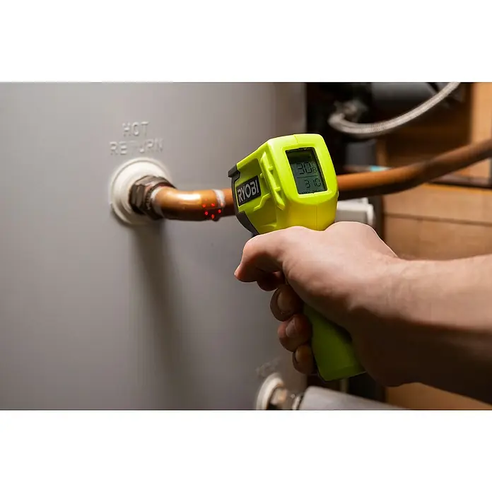 Ryobi Infrarot-Thermometer RBIRT08 - Messbereich: -50 °C bis +500 °C - Ein RYOBI Infrarot-Thermometer wird benutzt, um die Temperatur eines Heizungsrohrs zu messen und zeigt 30,3 Grad Celsius an.