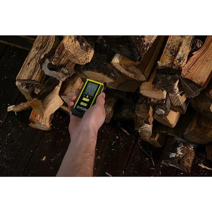 Ryobi Feuchtigkeitsmessgerät RBPINMM1 - Geeignet für: Baumaterialien/Holz - Ein Ryobi Holzfeuchtemessgerät misst den Feuchtigkeitsgehalt von Holzscheiten und zeigt einen Wert von 17,2% an.