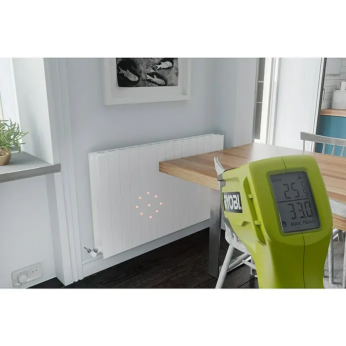 Ryobi Infrarot-Thermometer RBIRT08 - Messbereich: -50 °C bis +500 °C - Ein Ryobi-Infrarot-Thermometer misst die Temperatur eines Heizkörpers im Raum und zeigt die aktuelle Temperatur an.