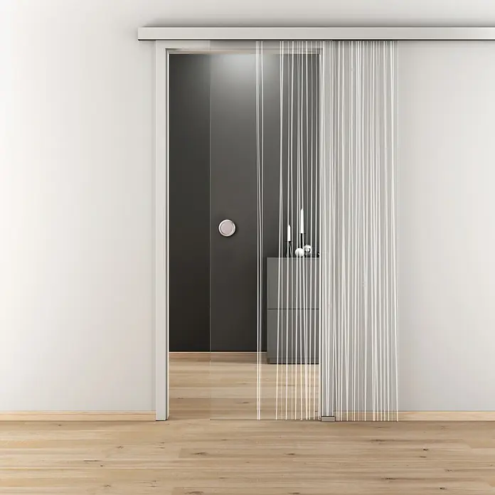 Diamond Doors Glasschiebetür 584 - 935 x 2.058 mm, Einscheibensicherheitsglas (ESG), Klarglas - Ein stilvolles Bild einer Glasschiebetür mit weißen Streifen, die einen modernen Raum mit Holzboden ergänzt und die Eleganz des Designs hervorhebt.