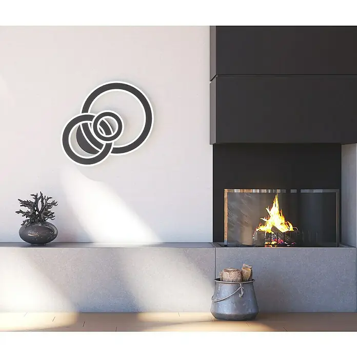 WOFI LED-Deckenleuchte - 24,5 W, L x B x H: 47,5 x 36 x 7 cm, Dunkelgrau, Warmweiß - Ein modernes Wandkunstwerk mit ineinander verschlungenen Kreisen in Schwarz und Weiß, das über einem eleganten Kamin platziert ist.