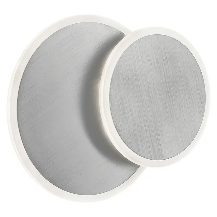 WOFI Sutter LED-Wandleuchte - 10,5 W, Aluminium-gebürstet, Warmweiß - Nahaufnahme einer modernen Wandleuchte mit zwei runden, überlappenden Leuchtflächen in Silber und Weiß vor schwarzem Hintergrund.