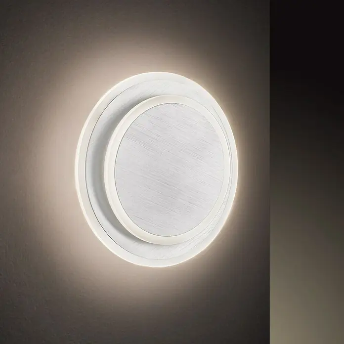 WOFI Sutter LED-Wandleuchte - 10,5 W, Aluminium-gebürstet, Warmweiß - Eine moderne LED-Wandleuchte mit zwei runden, überlappenden Elementen, die ein sanftes, warmes Licht ausstrahlt und eine elegante Atmosphäre schafft.