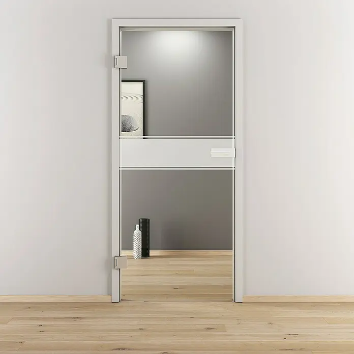 Diamond Doors Glasdrehtür 593 - 709 x 1.972 mm, DIN Anschlag: Links, Klarglas - Innenaufnahme einer modernen Glastür mit silbernem Rahmen und horizontalen weißen Streifen in einem hellen Raum mit Holzboden.