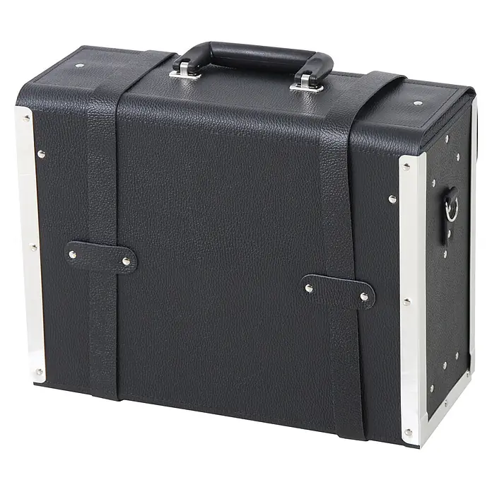 Hepco & Becker Werkzeugtasche Favorit 7121 - Innenmaß: B x T x H: 420 x 170 x 320 mm, Leder - Nahaufnahme einer schwarzen Leder-Fototasche mit silbernen Akzenten, ideal für den sicheren Transport von Fotoausrüstung.