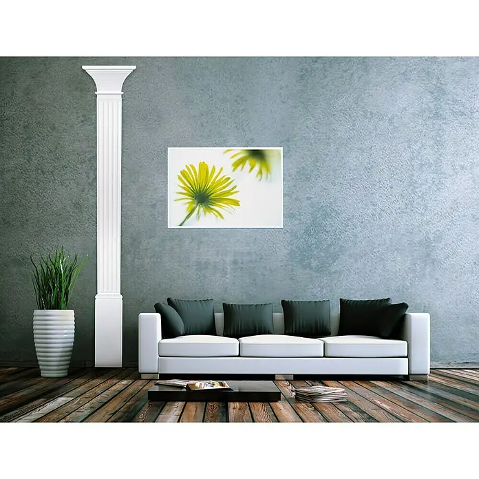 Wandelement Pilaster HP 15 - 200 x 15 x 2 cm, Expandiertes Polystyrol (EPS) - Ein modernes Wohnzimmer mit einem weißen Sofa, einem Säulenfuß und einem gerahmten Bild mit gelben Blumen an der Wand.