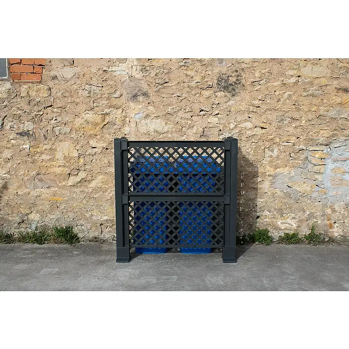 KHW Mülltonnenbox Verkleidung - 119 x 49 x 100 cm, Kunststoff, Anthrazit - Eine Mülltonnenbox aus anthrazitfarbenem Kunststoff vor einer steinigen Mauer, die Mülltonnen stilvoll verbirgt und sich in die Umgebung einfügt.