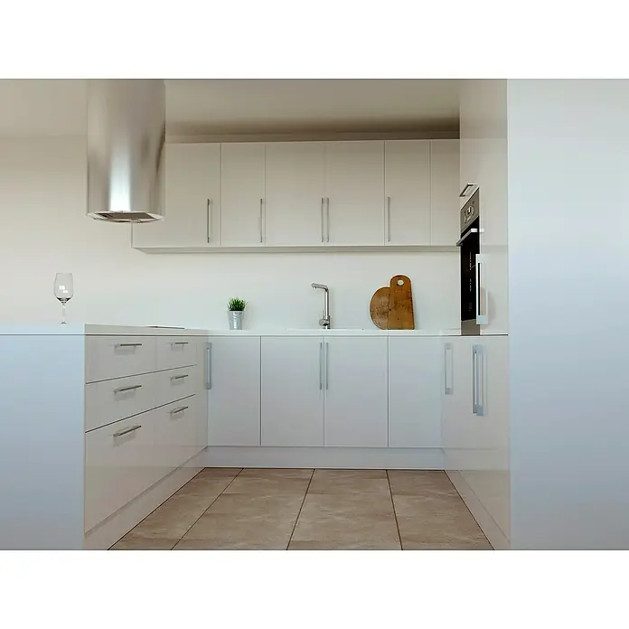 Top Quatro Elemento lateral mueble cocina - An x Al: 60 x 235 cm, Blanco brillo - Una cocina moderna con armarios blancos, una campana extractora de acero inoxidable y un diseño minimalista.