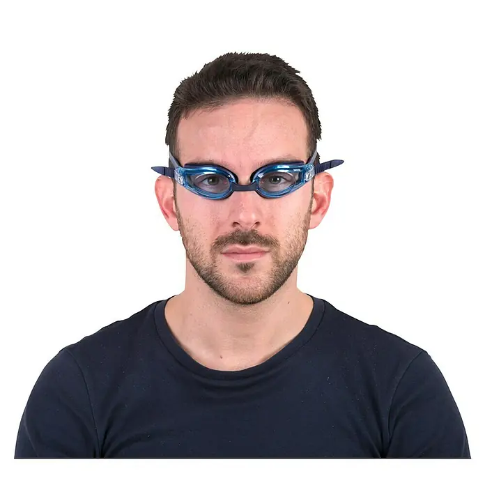 Seac Sub Gafas de natación Jump - Específico para: Adultos, Negro - Un hombre con gafas de natación azules. Estas gafas protegen los ojos del cloro y del agua al nadar en la piscina o en aguas abiertas.