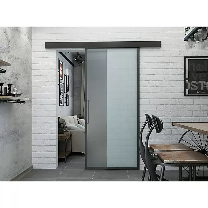 Futurbath Puerta corredera de vidrio Factory - 75 x 215 cm, Vidrio templado - Puerta corredera de vidrio esmerilado con marco oscuro, parcialmente abierta, que separa dos habitaciones en un interior moderno.