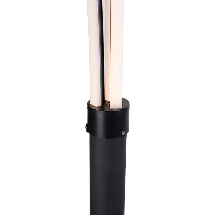 Lámpara de pie LED Maja - 21 W, Altura: 215 cm, Negro, Blanco cálido - Primer plano de una lámpara de exterior moderna con elementos elegantes e iluminados sobre una base oscura.