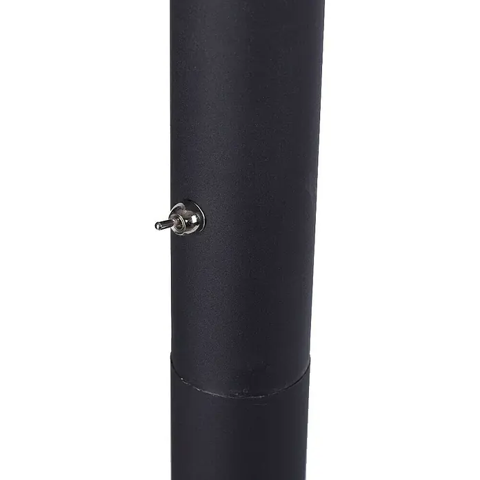 Lámpara de pie LED Maja - 21 W, Altura: 215 cm, Negro, Blanco cálido - Primer plano de un poste de metal negro con una perilla cromada, destacando un elemento de diseño elegante y moderno.