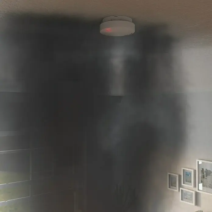 Rauchwarnmelder VdS - Durchmesser: 10 cm, Batterielaufzeit: 10 Jahre, Alarmsignal: 85 dB - Ein Rauchmelder an der Decke alarmiert inmitten einer dichten Rauchwolke, ein entscheidender Schutz im Brandfall.