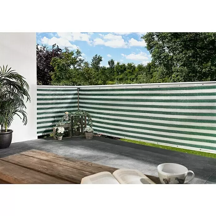 Balkonsichtschutz Meterware - Höhe: 0,9 m, Meterware, Grün/Weiß - Grün-weiß gestreifter Sichtschutz auf einem Balkon, bietet Wind- und Blickschutz.
