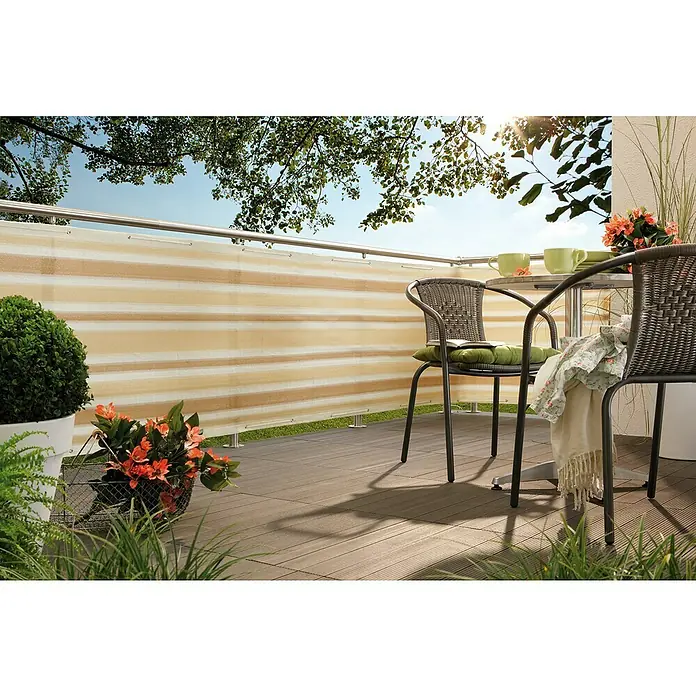 Balkonsichtschutz Meterware - Höhe: 0,9 m, Meterware, Beige/Weiß - Blick auf einen Balkon mit zwei Stühlen an einem Tisch und einem Windschutz mit gestreiften Balkonverkleidungen.