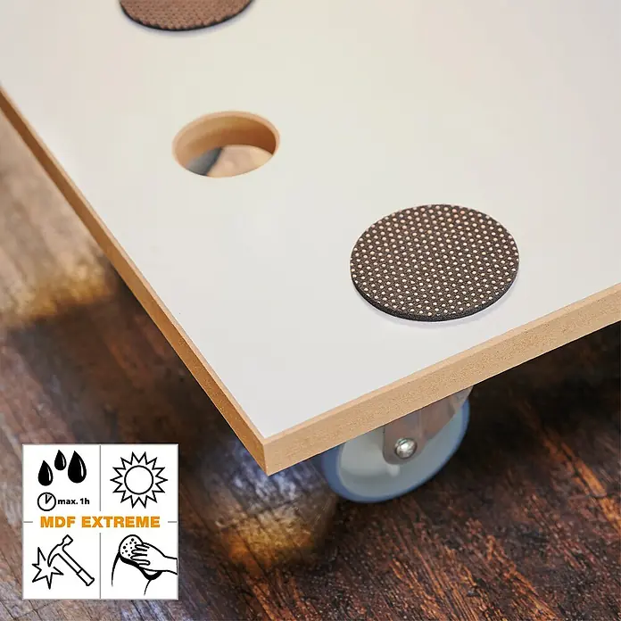 Wagner System Transportroller MM 1318 - L x B x H: 575 x 300 x 100 mm, Traglast: 200 kg, Holz - Nahaufnahme einer weißen MDF-Platte mit braunen Antirutschpads und einem Loch.