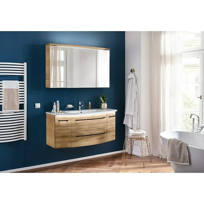 Camargue Swing K Badmöbel-Set BC3 - Gesamtbreite Badmöbel: 120 cm, Berg Eiche, Matt, 4 -tlg. - Das moderne Badezimmer mit einem Unterschrank aus Holz und einem Spiegelschrank bietet stilvollen Stauraum. Die indirekte Beleuchtung sorgt für Atmosphäre.