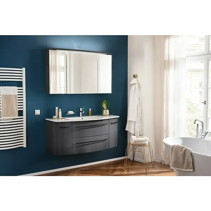 Camargue Swing K Badmöbel-Set BD4 - Gesamtbreite Badmöbel: 120 cm, Grafit, Glänzend, 3 -tlg. - Elegantes Badezimmer-Interieur mit modernem Waschtisch in Grau und einem großen Spiegelschrank, der Stil und Funktionalität vereint.