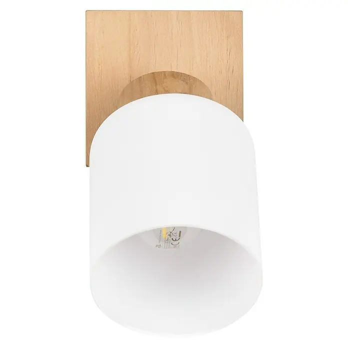 Reality Leuchten Assam Deckenstrahler - 25 W, L x B x H: 10 x 10 x 21 cm, Natur, E14, 1 Stk. - Nahaufnahme einer modernen Wandleuchte mit einem Lampenschirm aus weißem Glas und einem Holzsockel für eine warme Beleuchtung.