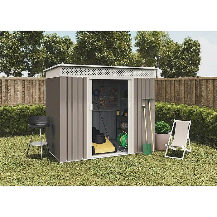Hoggar Gerätehaus Nyköp - Außenmaß inkl. Dachüberstand (B x T): 213 x 142 cm, Taupe, Stahl, Grundfläche: 3,02 m² - Gartenschuppen mit Rasenmäher, Grill und Gartenwerkzeugen vor einem Zaun.