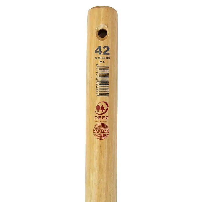Mango de azada 40 - Largo: 120 cm, Eucalipto - Vista detallada de un mango de madera con información impresa sobre número de producto, código de barras y certificaciones.