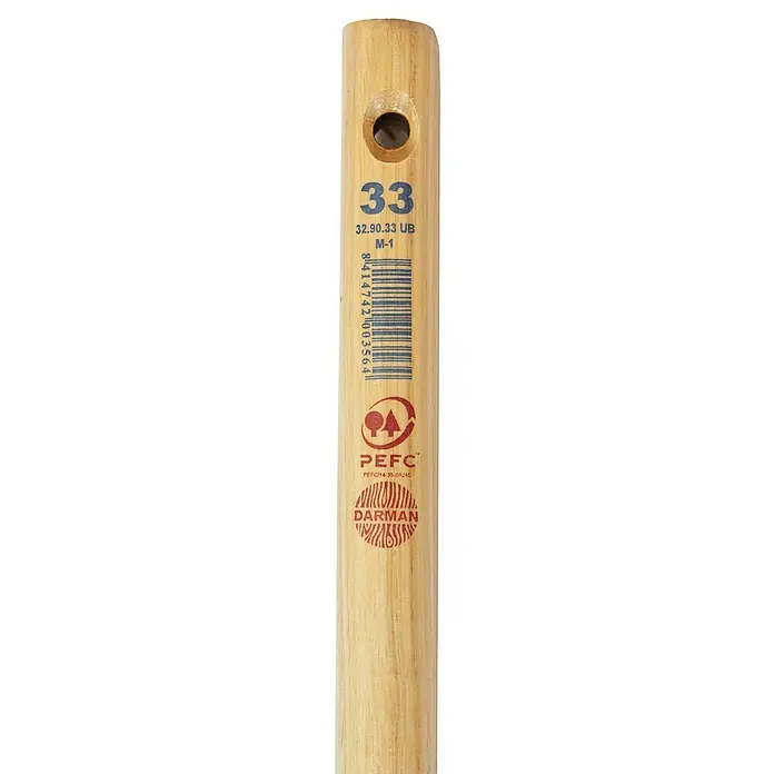 Mango de azada 33 - Ø x L: 3,3 mm x 90 cm - Primer plano de un mango de cepillo de madera con códigos, logotipos impresos y un orificio.