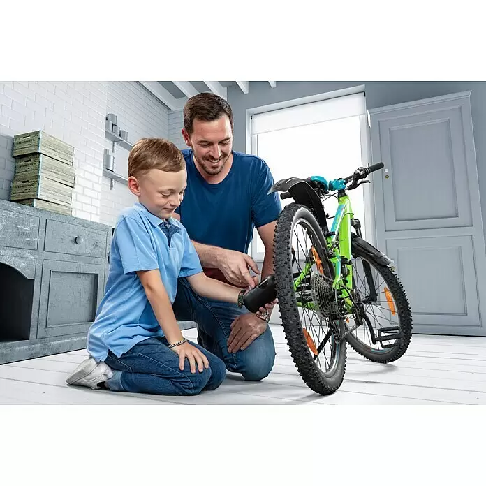 Wiha Akku-Luftpumpe - 6 -tlg., Max. Druck: 10 bar - Ein kleiner schwarzer Fahrradpumpe wird von einem Vater und Sohn zum Aufpumpen eines Reifens verwendet.