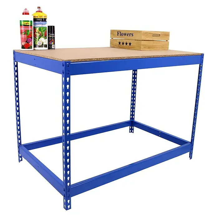Simonrack Simonwork Werkbank Basic 1 - L x B: 75 x 120 cm, Arbeitshöhe: 90 cm, Belastbarkeit: 400 kg, Blau - Produktfoto eines blauen Werkstatttisches mit Holzplatte, auf dem Blumenkasten und Gartengeräte stehen.