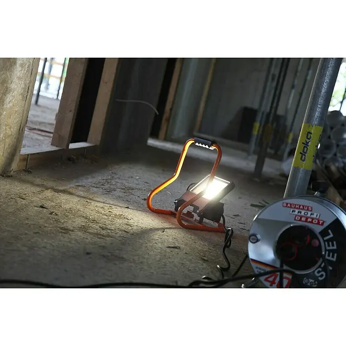 Ledvance LED-Strahler - 30 W, 2.700 lm, 4.000 K, L x B x H: 19 x 22 x 29 cm, IP44 - Die Arbeitsleuchte sorgt für optimale Ausleuchtung. Ideal für Baustellen. Robust und zuverlässig für den täglichen Einsatz.