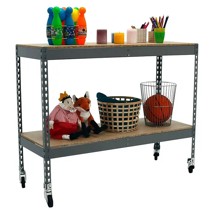 Simonrack Simontaller Metallregal Ecoforte Chipboard Mobil - H x B x T: 97,5 x 120 x 45 cm, Traglast pro Boden: 75 kg, Anzahl Böden: 2 Stk., Stecken, Grau, Rollen - Aufnahme eines zweistöckigen Regals mit verschiedenen Gegenständen, darunter Spielzeug, Kerzen und Schreibwaren, auf einem schwarzen Hintergrund.