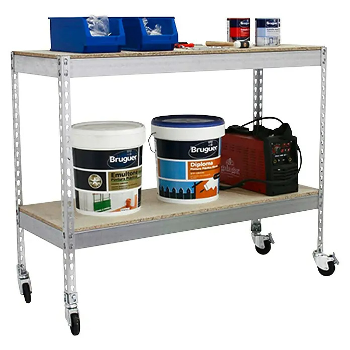 Simonrack Simontaller Metallregal Ecoforte Chipboard Mobil - H x B x T: 97,5 x 120 x 60 cm, Traglast pro Boden: 75 kg, Anzahl Böden: 2 Stk., Stecken, Silber, Rollen - Ein rollbarer Werkstatttisch mit zwei Regalböden, beladen mit Werkzeug, Farbeimern und einer Schweißmaschine.