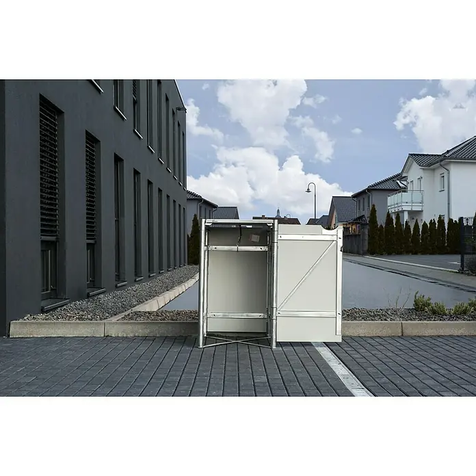 Hide Mülltonnenbox - 80,7 x 69,7 x 115,2 cm, Passend für: 1 Mülltonne 180 - 240 l, Kunststoff, Schwarz - Mülltonnenbox mit offener Tür vor einem Wohnhaus. Sie ist aus robustem Material gefertigt und fügt sich gut in die Umgebung ein.