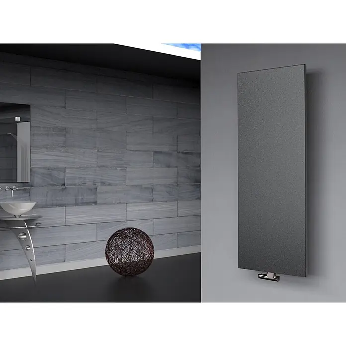Szagato Designheizkörper Manhattan 2 - B x H: 470 x 1.200 mm, Wärmeleistung bei Vorlauftemperatur von 75 °C (D: 50): 799 W, Moonstone-Grau, Ohne Handtuchhalter - Ein moderner, grauer Heizkörper hängt an einer Badezimmerwand. Er ist schlicht und rechteckig und verleiht dem Raum Eleganz.