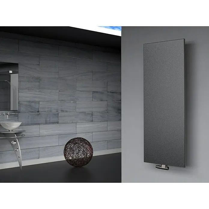 Szagato Designheizkörper Manhattan 2 - B x H: 470 x 1.200 mm, Wärmeleistung bei Vorlauftemperatur von 75 °C (D: 50): 799 W, Moonstone-Grau, Ohne Handtuchhalter - Ein moderner, grauer Heizkörper hängt an einer Badezimmerwand. Er ist schlicht und rechteckig und verleiht dem Raum Eleganz.