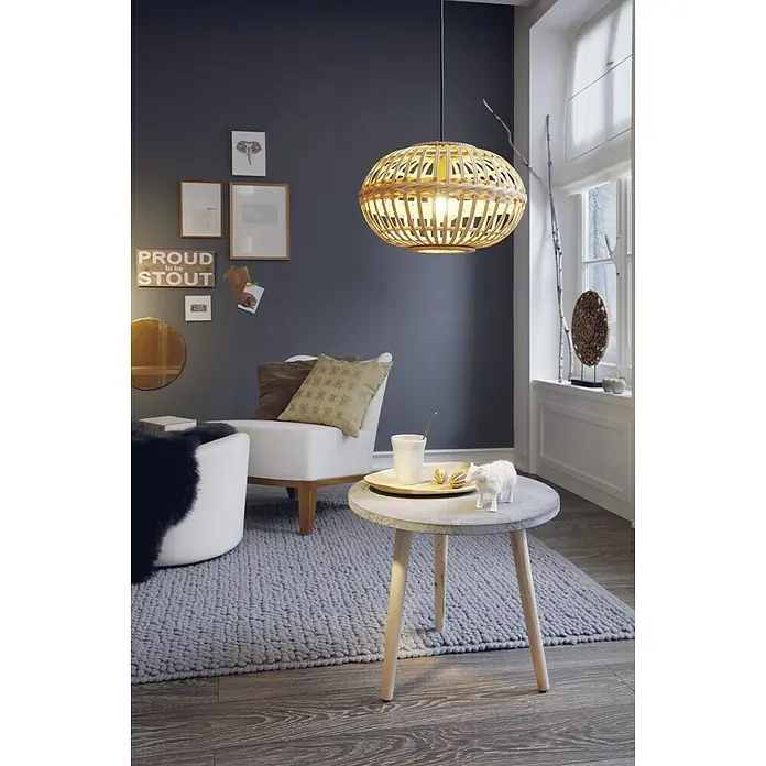 Eglo Pendelleuchte rund Amsfield - 60 W, Ø x H: 380 mm x 110 cm, Braun, E27 - Nahaufnahme einer hölzernen Korb-Hängeleuchte, die in einem stilvollen Wohnzimmer mit einem Sessel und einem runden Tisch hängt.