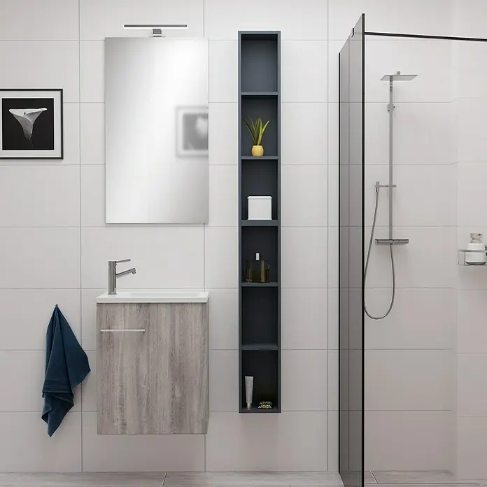 Camargue Espacio Badmöbel-Set F7 - 70 cm, Faro - Ein elegantes Badezimmer mit einem stilvollen Waschbeckenunterschrank in Holzoptik und einem schmalen, hohen Regal in dunklem Grau.