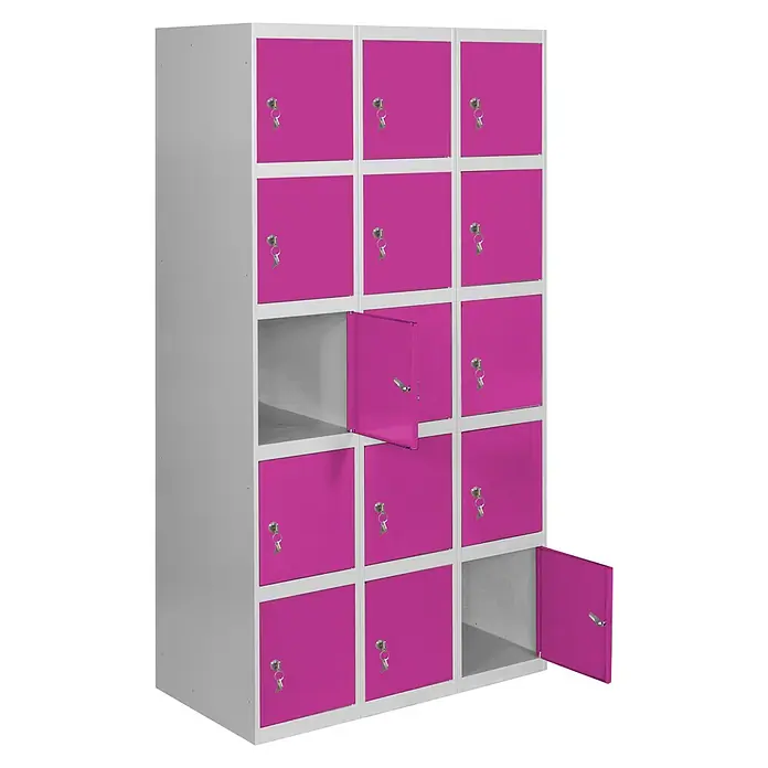 Simonrack Simonlocker Taquilla locker Prof. Doors - L x An x Al: 50 x 90 x 180 cm, Gris/Rosa, Número de puertas: 15 ud. - Una foto de un armario blanco con puertas rosas. Algunas puertas están abiertas, revelando el interior del armario.