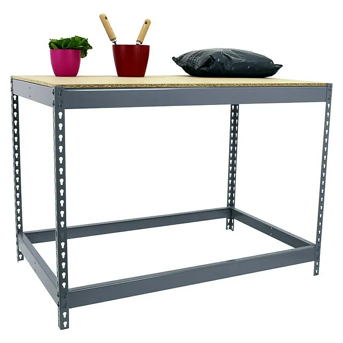 Simonrack Simonwork Werkbank Basic 1 - L x B: 60 x 150 cm, Arbeitshöhe: 90 cm, Belastbarkeit: 400 kg, Grau - Ein grauer Werkstatttisch mit Pflanze, Blumenerde und Gartengeräten darauf. Er ist robust und praktisch für den Garten.